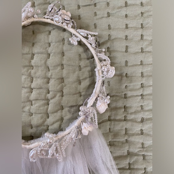 Elegant Tulle Wedding Veil With Floral Crown - Picture 5 of 8